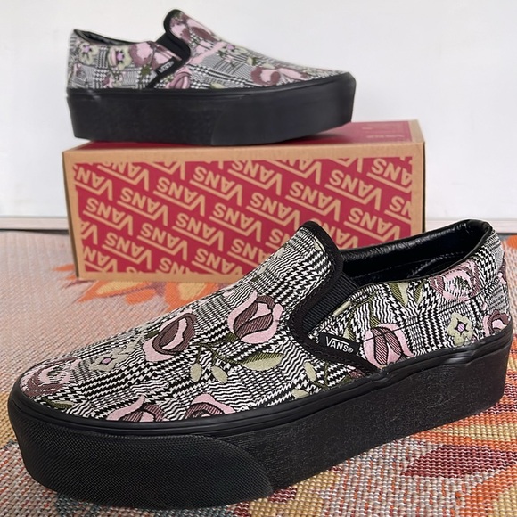 Vans WMNS Classic Slip-On Stackform Tapestry Floral Black
VN0A7Q5RBM8
Platforms - Picture 15 of 16